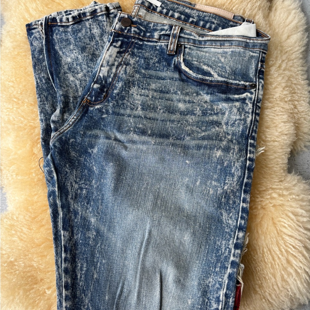 Relaxed Blue Acid-Washed Jeans with Vintage Appeal